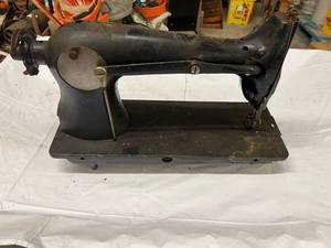 lot 187 image: Vintage Singer Sewing Machine
