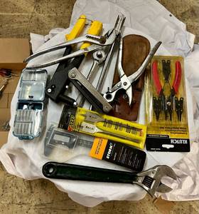 lot 31 image: Box with a Variety of Tools & Bits
