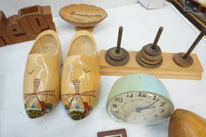 lot 6 image: Wooden Home Decor