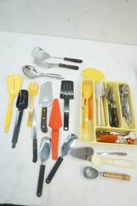 lot 25 image: Variety of Kitchen Utensils