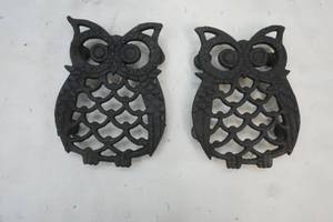 lot 28 image: 2 small owl Trivets