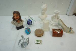 lot 43 image: Home Decor & Art