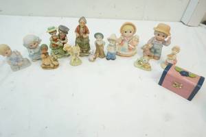 lot 44 image: Variety of Ceramic Figures & Small Pink box