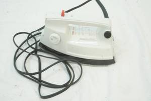 lot 52 image: Proctor Silex Reversible Cord Electric Iron