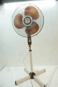 lot 54 image: 16 3 speed Oscillating Fan