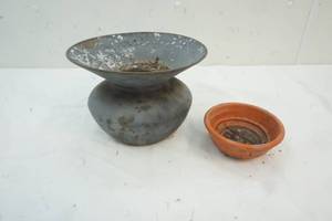 lot 72 image: Planter Pot & Vintage Spittoon