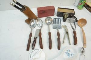 lot 78 image: Kitchen Items & Steak Knife Set