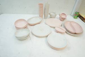lot 82 image: Plastic whitePink Dinnerware