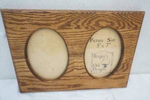 lot 154 image: Oak Picture Frame