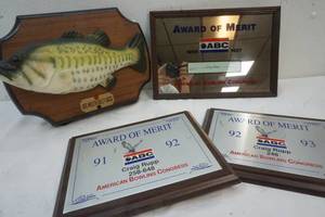 lot 220 image: Award Of Merit Plaques & Big Mouth Billy Bass