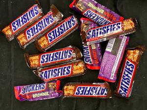 lot 344 image: Snickers Bundle