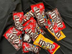 lot 469 image: M&M bundle