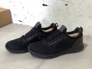 lot 323 image: SIZE 13 Skechers Mens Sneaker