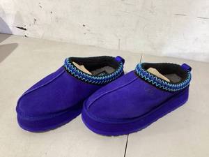 lot 324 image: SIZE 8 NAVAL BLUE UGG TASMAN 5955 CLASSIC SUEDE SHEEPSKIN SLIPPERS