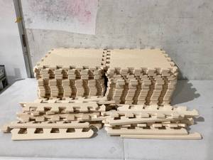lot 390 image: LOT OF 32 Tiles