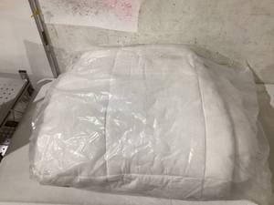lot 396 image: White Comforter