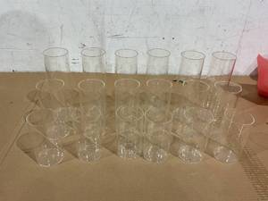 lot 136 image: LOT OF 18 Flowers Vases