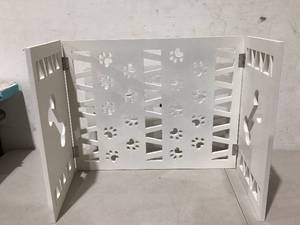 lot 563 image: Freestanding Wood Pet Gate