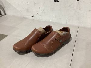 lot 587 image: Clarks Womens Cora Edge Slip-On