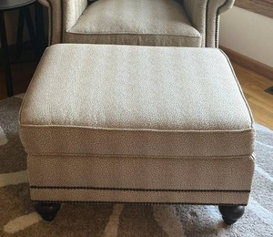 lot 4 image: Beautiful Bernhardt Brae Ottoman (26 x 32 x 19H)