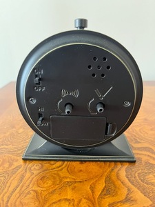 lot 29 image: Binoxy Big Ben 5.7 Retro Silent Desk Clock