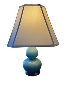 lot 12 image: Beautiful 25 Double Gourd Glass Accent Lamp in Excellent Condition