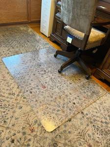 lot 13 image: 35.5 x 47.5 Desk Chair Mat in Excellent Condition