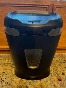 lot 23 image: Staples High Speed 12-Page Shredder