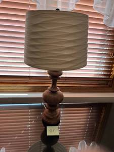 lot 61 image: Beautiful 27 Sonoma Lamp Table in Chestnut Oak Veneer