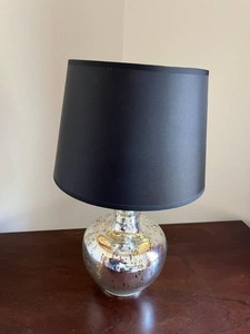 lot 76 image: Beautiful 16 Decorative Table Lamp in Excellent Condition