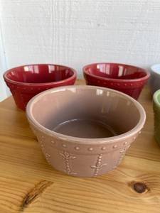 lot 82 image: Lot of 6 Sorrento Stoneware Bowls and a SPOT Pet Bowl in Excellent Condition
