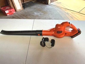 lot 218 image: Black & Decker 20V Max Lithum Sweeper in Good Working Condition