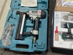 1 MAKITA & 2 OMAR NEUMATIC STAPLERS & PIN NAILERS