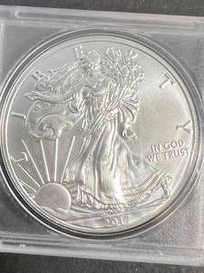 lot 43 image: 2017 AMERICAN SILVER EAGLE 1 TROY OZ .999 FINE SILVER UNC IN CASE