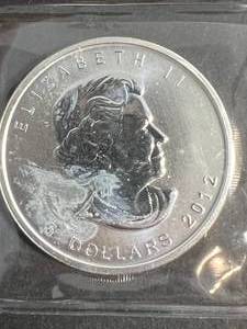 lot 45 image: 1 TROY OZ .9999 FINE SILVER 2012 CANADIAN MAPLE LEAF