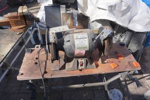 lot 26 image: Value Craft 6 Dual Wheel Bench Grinder Mounted On Stand