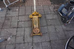 lot 30 image: 2 Ton Hydraulic Floor Jack