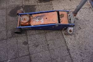 lot 31 image: 1 Ton Hydraulic Floor Jack
