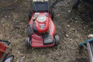 lot 14 image: Craftsman Dust Blocker Lawn Mower With Rear Bagger