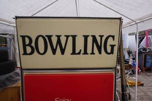 lot 3 image: Lighted Stacked Coca Cola Bowling Retail Display Sign