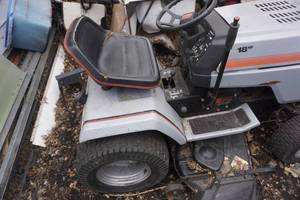 lot 1 image: Craftsman 18hp Riding Lawn Mower Garden Tractor