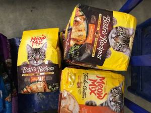 lot 26 image: MEOW MIX CAT FOOD