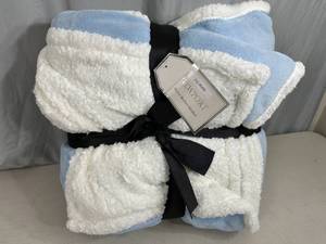 lot 77 image: New Ultra Soft Velvet  Berber Blanket - Queen  Full Size