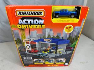 lot 85 image: New Matchbox Action Drivers Auto Shop Toy Set