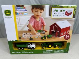lot 112 image: New John Deere 24 Piece Barn Playset