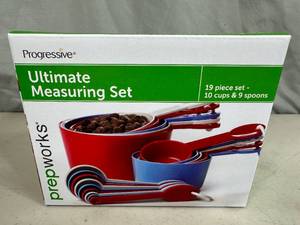 lot 182 image: New 19 Piece Ultimate Measuring Set