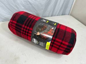 lot 225 image: New 12 Volt Heated Travel Blanket