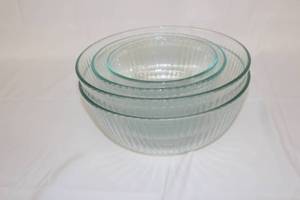 lot 89 image: Pyrex Bowles
