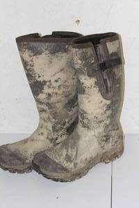 lot 100 image: Cabelas sent free rubber boots