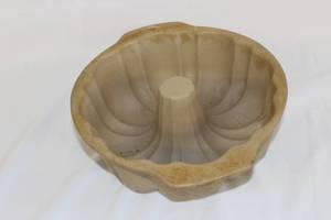 lot 131 image: Pampered Chef Bunt Pan
